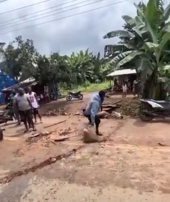 Cross River Youths Dismantle Police Checkpoint