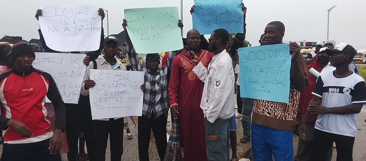 Borgu, Agwara Residents Protest Insecurity, Block Mokwa-New Bussa Road